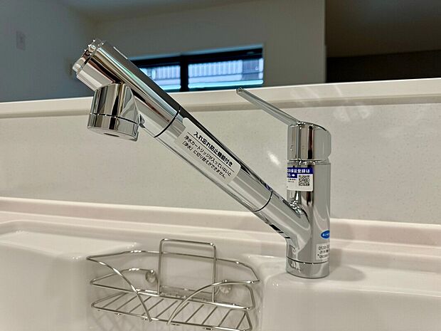 【浄水器】キッチンには浄水器を標準装備。最近は水を飲むという場面以外にも料理で使用したり、野菜を洗う場合もキレイな水で洗いたいという人が増えてきています。