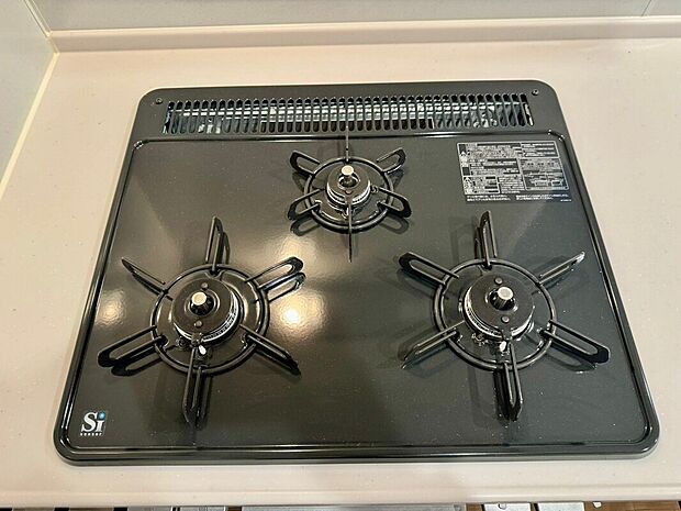 【3口ガスコンロ】慣れている方も多く、火力が目に見えるため、使いやすいという方も多い、3口のガスコンロ仕様です。新生活に伴い、鍋を買い換える必要がない世帯も多く、使い慣れた道具をそのまま使えます。