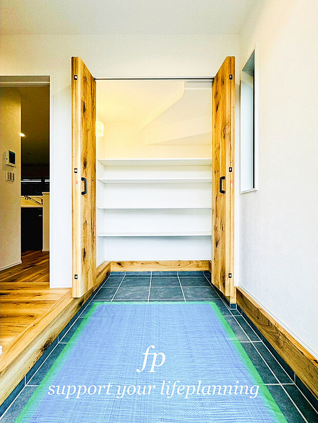 【すっきり片付く玄関】シューズクロークは可動式の棚を採用しているので、ロングブーツや長靴も収納できます。家族の履物が多くても安心。玄関が綺麗に整頓されているかどうかで、その家の印象が決まるものですよね。