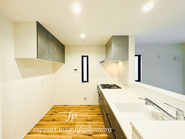 【会話が弾むカウンターキッチン】リビングで遊ぶお子様を見守りながらお料理が出来る対面式カウンターキッチンは、料理をしながらご家族との会話を楽しめます。大切なご家族をいつも身近に感じられ、毎日のお料理も楽しくなりますね。
