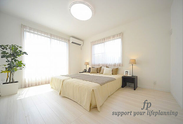 【【モデルハウス写真】~主寝室】【建物プラン例:建物価格2168万円、建物面積101.83m2】2面採光でお部屋の隅々まで明るい印象の居室。バルコニーにも出られて、おひさまの光と爽やかな風をたっぷりと取り込めます。