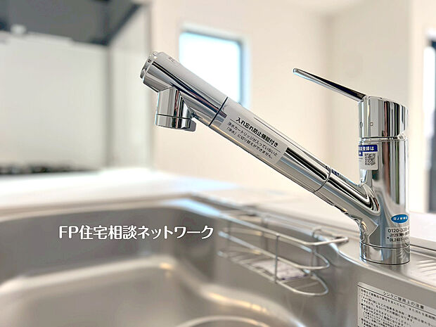 【浄水器内蔵一体型水栓】浄水器を内蔵したキッチン水栓。お米を研いだり、野菜を洗ったりするときなど用途に応じてワンタッチで浄水に切り替えが可能です。カートリッジ式なので、フィルターを簡単に交換する事が出来ます。
