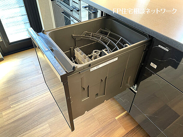 【食器洗浄乾燥機】あったらいいなの代表的な設備である食洗機。ビルトイン型なので、おさまりもよく、使い勝手も良好です。料理をするのは好きだけど、後片付けは苦手な方に重宝します。

