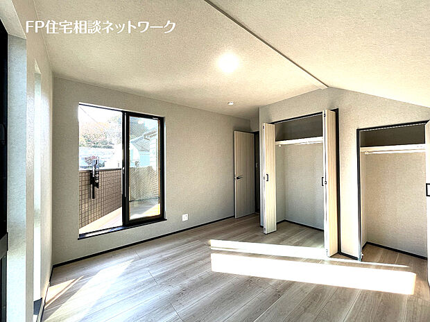 【全室収納付きですっきり快適】～C号棟～全居室には大型の収納クローゼットを完備。普段使いのお洋服や小物はもちろん、季節物のお洋服などもしっかりと整理整頓出来る。居室空間を隅々まで使えるのが嬉しい。
