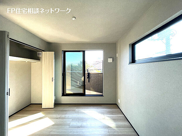 【2面採光の明るい洋室】～C号棟～2面採光でお部屋の隅々まで明るい印象の居室。おひさまの光を、爽やかな風をたっぷりと取り込めます。居室内はいつも明るいので、毎日の生活も自然と明るくなりますね。