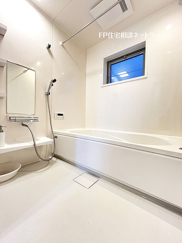 【追い炊き機能付きフルオートバス】ワンタッチでお湯張りや保温が可能なフルオートバス。いつでも快適に入浴が出来ます。仕事や塾などご家族の入浴時間が異なる家でも、保温機能でいつでも快適に入浴が可能です。