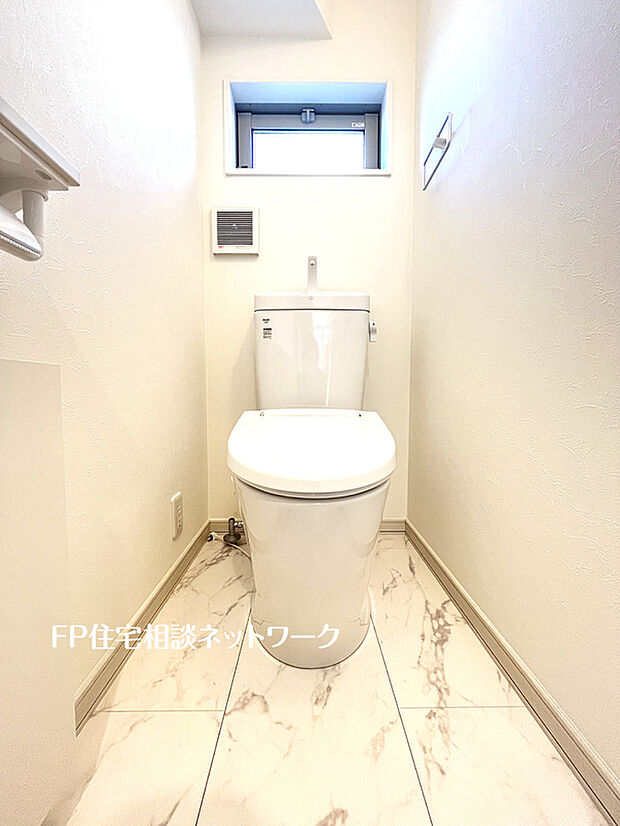 【温水洗浄暖房便座機能付きトイレ】洗浄機能付き便座を標準装備。便座保温機能もあるので寒い季節も安心です。従来型に比べ節水効果があり、お手入れもしやすいので、家計も家事の負担も軽減してくれます。