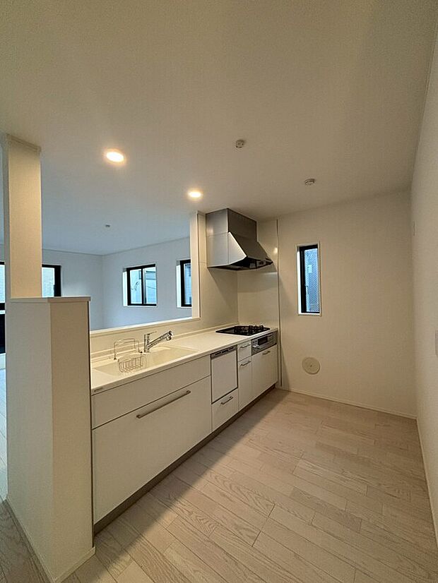 【会話がはずむ対面キッチン】(1,2号棟)リビングを見渡せる対面式キッチンは、ご家族との会話がはずみます。リビングで遊ぶお子様にも目が届くので安心して家事が出来ますね。4号棟は料理に集中できるI型キッチンです。