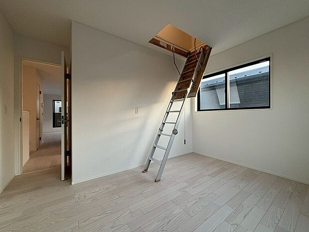 【たっぷりしまえる小屋裏収納付き】(1,2号棟)想い出の品、趣味の物などの収納に便利な小屋裏収納です。その分居室空間を広く快適に使えます。クリスマスツリーなどのシーズン品の収納など、普段使わないものをしまうのにぴったりです。