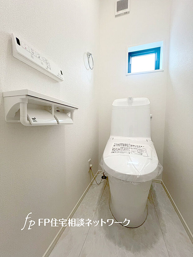 【温水洗浄便座】洗浄機能付き便座を標準装備。便座保温機能もあるので寒い季節も安心。1階と2階にそれぞれトイレがあり、夜中にトイレに行くときに助かります。朝のトイレ渋滞もなくなりますね。