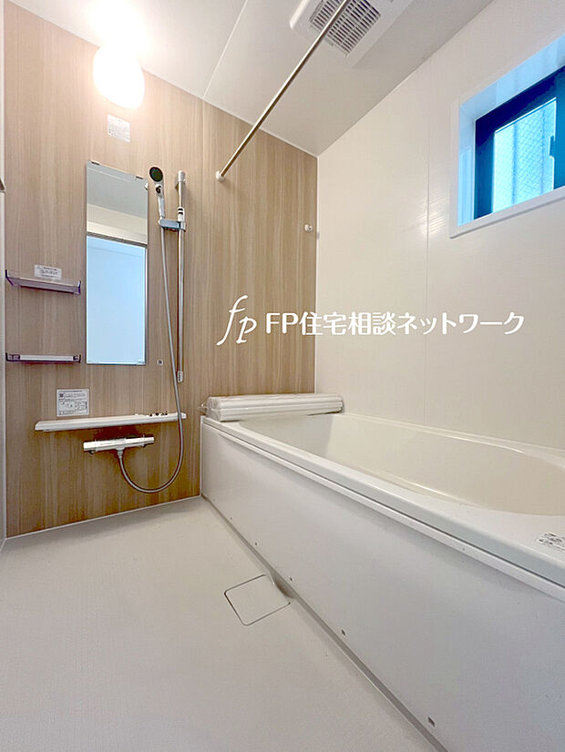 【浴室換気乾燥暖房機】カラッとしない日が続き、外干しで乾きにくい時季などに重宝する、浴室換気乾燥機付です。花粉シーズンや、早く乾かしたい時など、様々な場面で家事の効率もUPします。