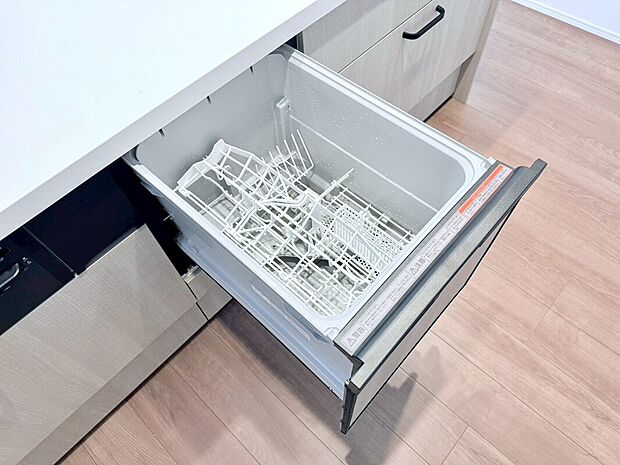 【食器洗浄乾燥機】手間をかけずに食後の後片付けができる食器洗浄乾燥機。食器の出し入れがスムーズなスライドタイプ。高温で洗うのでしつこい油よごれもすっきり落ち、除菌もできます。また手洗よりも節水でき、節約にもなります。