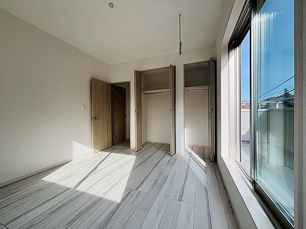 【クローゼット付き洋室】全居室にクローゼットを完備！普段使いのお洋服や小物はもちろん、季節物のお洋服などもしっかりと整理整頓おしまい頂けます。居室空間をより広く隅々までお使いいただけますね。