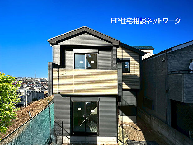 【眺望良好　西側が開放感あり】西側は線路沿いの土手になっており建物がなく開放的です。窓をあければ景色が広がり、自然とリラックスできます。南側が道路に面して陽当り良好です。