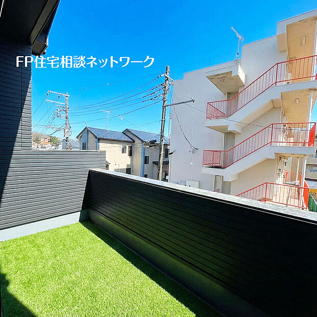 【南面バルコニー　日当り良好】本画像はAIがCGで、芝生を作成しており、実際の現地に芝生は設置されておりません。また、販売価格に芝生は含まれておりません。