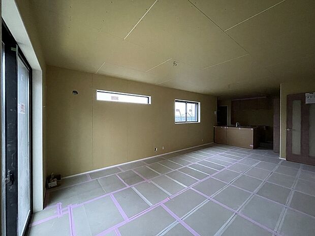 【広々19.2帖リビング　ゆとりある空間】家族だんらんのスペースとなるリビング。窓が多い設計なので色々な角度から光が取り込めます。明るいリビングで新しい生活を。