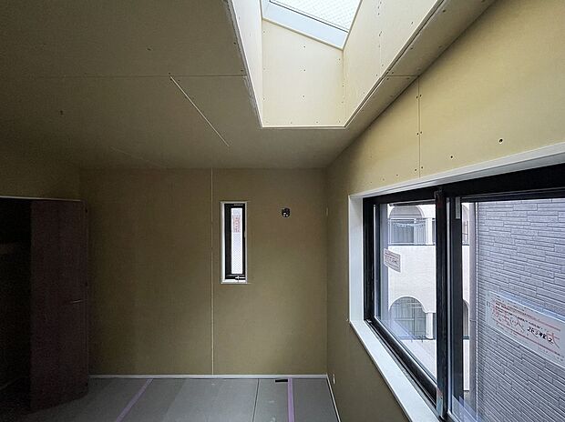 【全居室2面採光　明るい室内】洋室にはトップライト（天窓）を設けました。本来は暗くなってしまいがちな北側のお部屋も、太陽の光を取り入れ自然な明るさになっています。