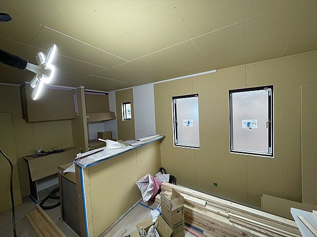 【カップボード付きキッチン】使い勝手の良いII型キッチン。料理の作業スペースが広くとれるだけでなく、収納スペースもしっかり確保。シンクとコンロの距離も近いので作業効率が上がります。