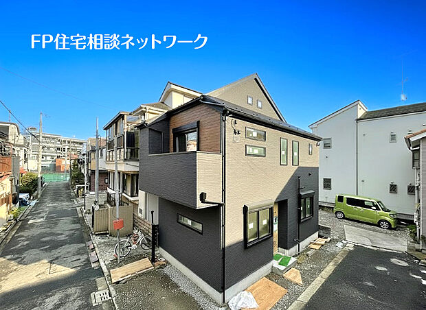 【前面道路は車通りの少ない道路】小さなお子様がいても安心です。お車の出し入れが苦手な方も駐車しやすそうです。駅までは平坦な道のりなのでベビーカーや自転車でもらくらく移動できそうです。