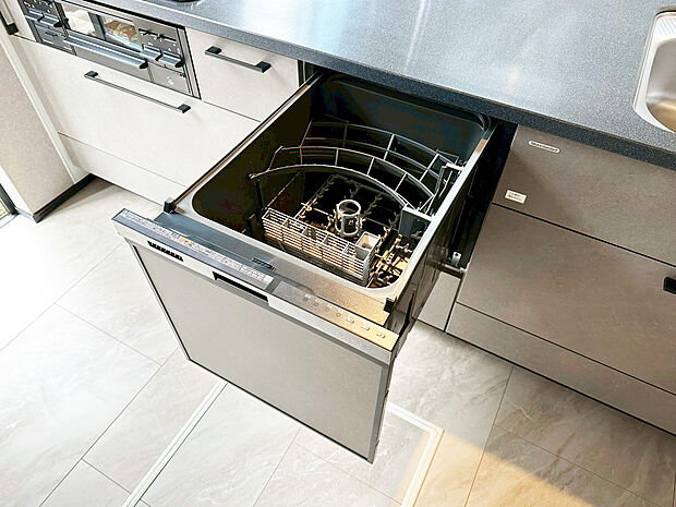 【食器洗浄乾燥機】手間をかけずに食後の後片付けができる食器洗浄乾燥機。食器の出し入れがスムーズなスライドタイプ。高温で洗うのでしつこい油よごれもすっきり落ち、除菌もできます。また手洗よりも節水でき、節約にもなります。