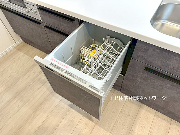 【食器洗浄乾燥機】手間をかけずに食後の後片付けができる食器洗浄乾燥機。食器の出し入れがスムーズなスライドタイプ。高温で洗うのでしつこい油よごれもすっきり落ち、除菌もできます。また手洗よりも節水でき、節約にもなります。