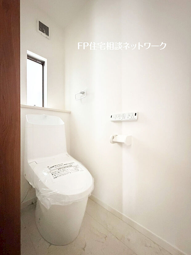 【温水洗浄暖房便座機能付きトイレ】洗浄機能付き便座を標準装備。便座保温機能もあるので寒い季節も安心です。従来型に比べ節水効果があり、お手入れもしやすいので、家計も家事の負担も軽減してくれます。