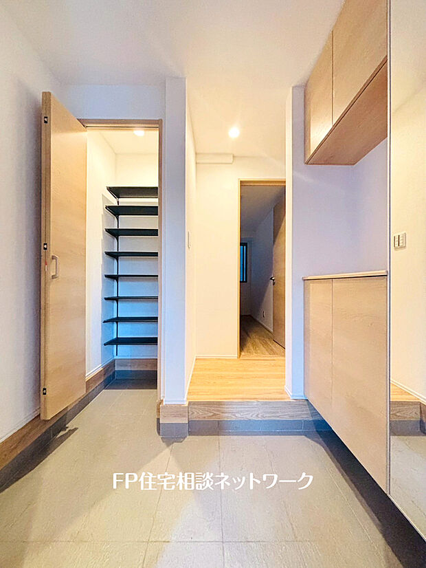 【収納たっぷりでスッキリ片付く玄関】玄関ホールがスッキリ広々としていると、帰る時も出掛ける時も気持ちが良い。お客様にも好印象を与えます。＜4号棟＞