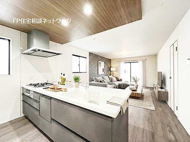 【会話が弾むカウンターキッチン～5号棟】本画像はAIがCGで家具作成しており、実際の現地に家具は設置されておりません。また、販売価格に家具等は含まれておりません。