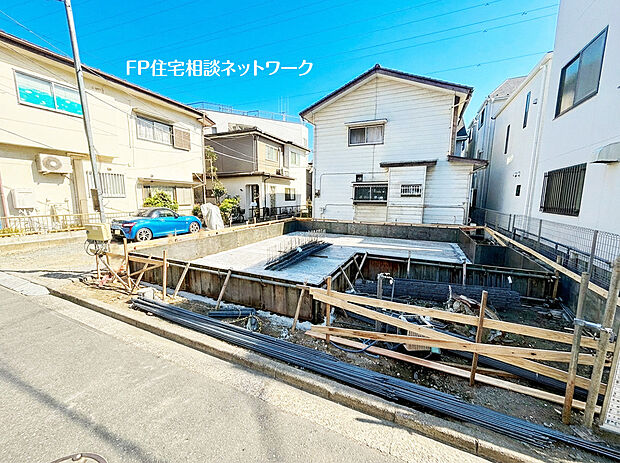 【車通りの少ない前面道路】前面道路は車通りの少ない道路。お車の出し入れが苦手なママや小さなお子様にも安心ですね。しっかり舗装もされているので、ベビーカーや自転車で通っても快適に通行できます。
