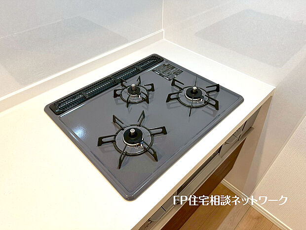 【3口ガスコンロ】慣れている方も多く、火力が目に見えるため、使いやすいという方も多い、3口のガスコンロ仕様です。新生活に伴い、鍋を買い換える必要がない世帯も多く、使い慣れた道具をそのまま使えます。