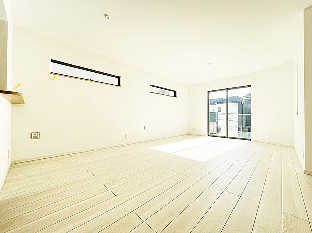 【日当たりの良いリビング～13号棟】南に大きく面した掃出し窓から光が降りそそぐ開放的なリビング。大きな窓からは、太陽の光はもちろん、爽やかな風が吹き抜けます。自然の恵みが、快適で心地の良い空間を演出してくれます。