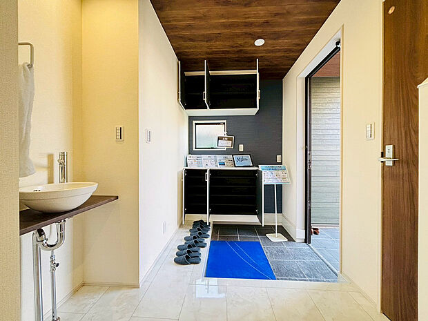 【帰宅後すぐに手洗い・うがいが出来るセカンド洗面台】ウイルスをなるべく室内に持ち込まないよう、帰宅後、すぐに手洗い・うがいが出来る玄関すぐ横の洗面スペース。