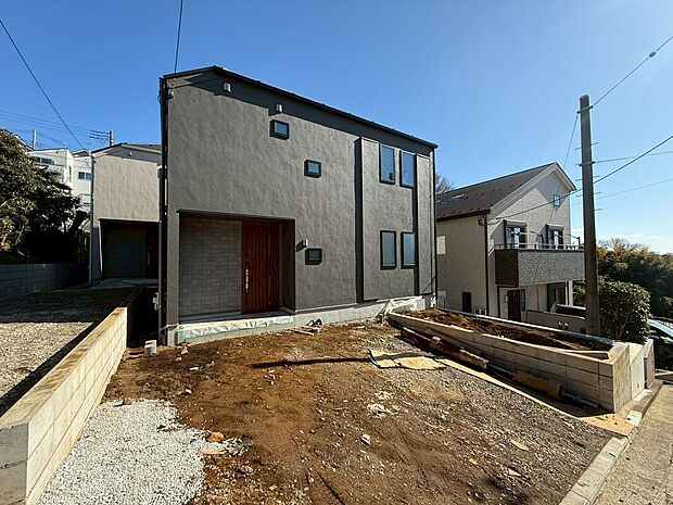 【良好な住環境が保たれたエリア】第一種低層住居専用地域の良好な住環境が保たれたエリア。低層の一戸建てを中心とした街並みが統一感を生み出す。周辺には緑も多く残っているので住宅地として申し分ない。