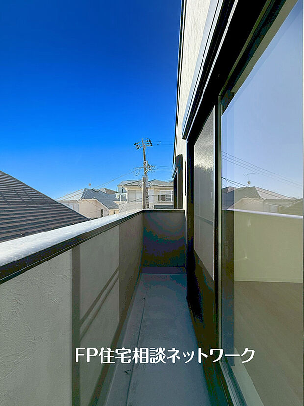 【日当たりの良いバルコニー】南からの明るい光が差しこむ陽だまりの空間。南に大きく面したバルコニーでお洗濯もあっという間に乾きそう。家事もスムーズにこなせますね。太陽の匂いが感じられる心地よさ。