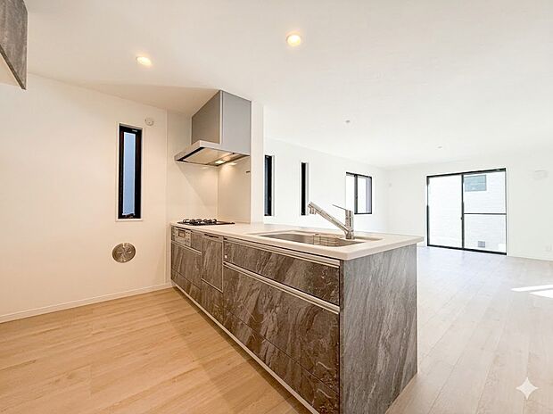 【会話が弾むカウンターキッチン】対面式のカウンターキッチンですので、出来上がったお料理をカウンターに並べてお子様が運ぶなど、お手伝いの時間も増えそうですね。何気ないことから深まるコミュニケーションが大切です。