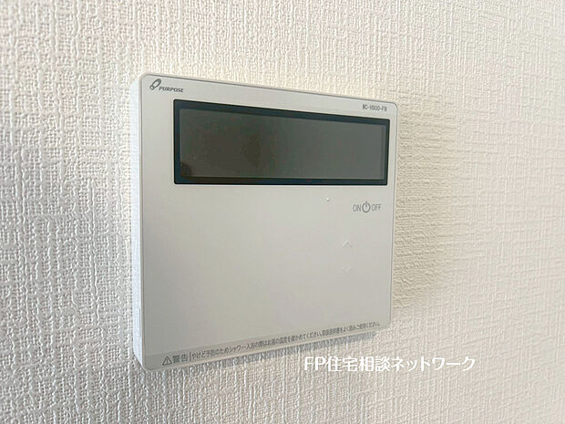 【床暖房】空気もクリーンでご家族に優しい床暖房付。足元からポカポカ暖めるので空気を乾燥させることがなく、小さなお子様やお肌を気にする女性にもピッタリ。暖かな部屋は自然と家族団らんの時間も増えますね!