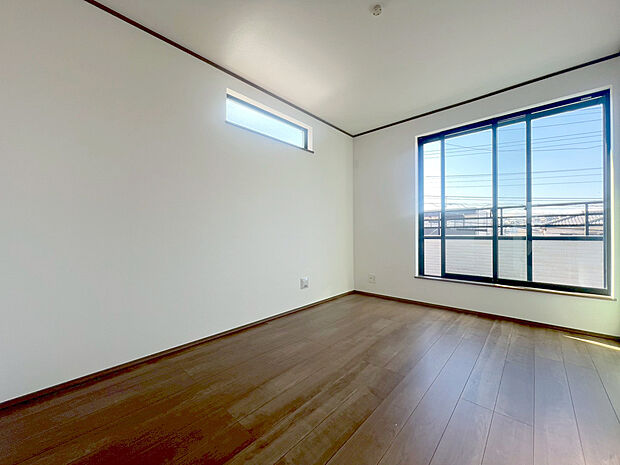 【バルコニーに面した明るい洋室】3号棟~2面採光でお部屋の隅々まで明るい印象の居室。バルコニーにも出られて、爽やかな風をたっぷりと取り込めます。