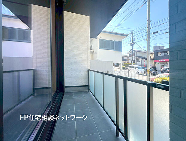 【日差しと通り抜ける風を取り込むバルコニー】3号棟~バルコニーは太陽の温かな温もりをめいいっぱい受け止めてくれます。太陽の光と爽やかな風を受けたお洗濯物はあっという間に乾き、取りこむ時には太陽の匂いを感じられそう。