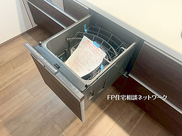 【食器洗浄乾燥機】手間をかけずに食後の後片付けができる食器洗浄乾燥機。食器の出し入れがスムーズなスライドタイプ。高温で洗うのでしつこい油よごれもすっきり落ち、除菌もできます。また手洗よりも節水でき、節約にもなります。