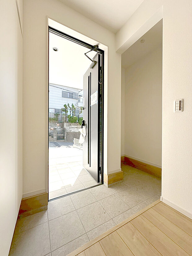 【土間収納があり、スッキリ片付く玄関】玄関には土間収納があり、ベビーカーや外遊びグッズ、ゴルフバック、カー用品なども収納できます。