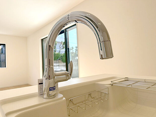 【浄水器内蔵一体型水栓】浄水器を内蔵したキッチン水栓。お米を研いだり、野菜を洗ったりするときなど用途に応じてワンタッチで浄水に切り替えが可能です。カートリッジ式なので、フィルターを簡単に交換する事が出来ます。