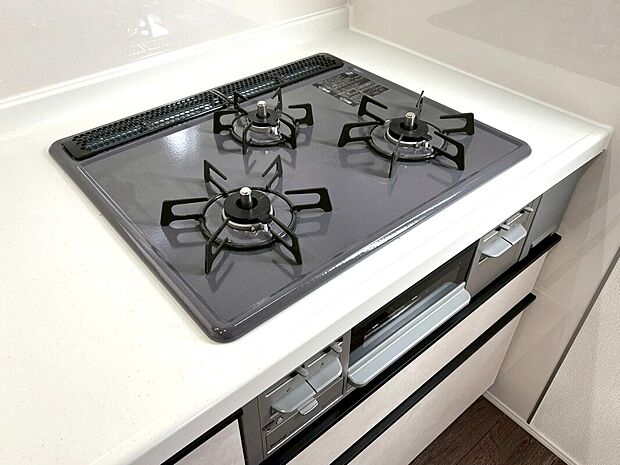 【三口ガスコンロ】慣れている方も多く、火力が目に見えるため、使いやすいという方も多い、3口のガスコンロ仕様です。新生活に伴い、鍋を買い換える必要がない世帯も多く、使い慣れた道具をそのまま使えます。