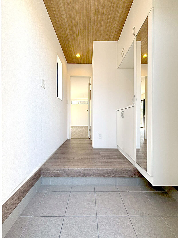 【インテリアも楽しめる「コの字型」の玄関収納】コの字型でカウンター部分があるので、写真や絵を飾ったり、小物を置いたり、自分好みのインテリアを楽しめそうですね。
