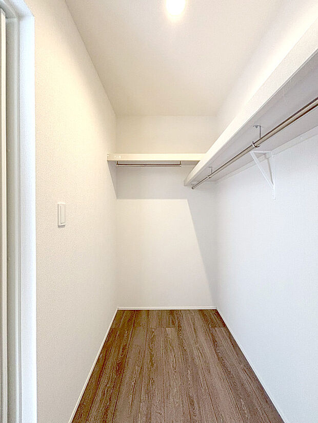 【ウォークインクローゼット付きでスッキリ片付く住まい】居室空間をすっきり保てる、ウォークインクローゼット付です。十分な広さがあり使い慣れた収納家具をこの空間に設置することもできます。鞄や帽子から小物、かさばるスーツケースなど幅広く収納できます。