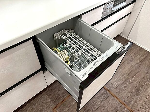 【食器洗浄乾燥機】手間をかけずに食後の後片付けができる食器洗浄乾燥機。食器の出し入れがスムーズなスライドタイプ。高温で洗うのでしつこい油よごれもすっきり落ち、除菌もできます。また手洗よりも節水でき、節約にもなります。