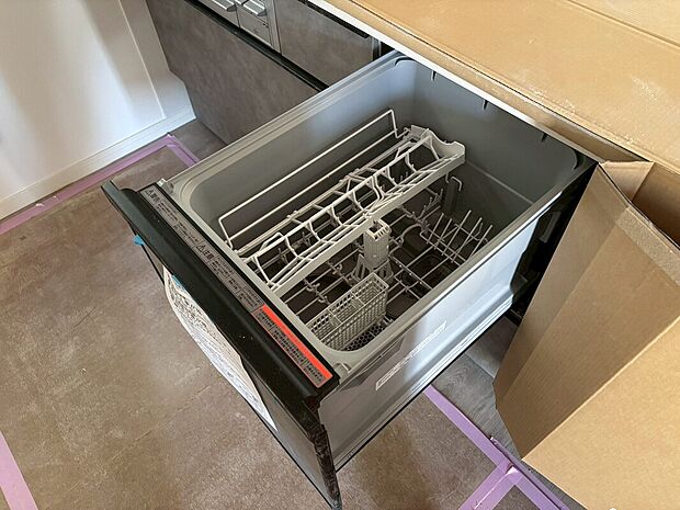 【自動食器洗浄乾燥機】あったらいいなの代表的な設備である食洗機。ビルトイン型なので、おさまりもよく、使い勝手も良好です。