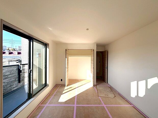 【全室6帖以上のゆとりの間取り】全室6帖以上のゆとりある空間設計で、どのお部屋も快適にお使いいただけます。  家具の配置がしやすく、テレワークや趣味のスペースとしても活用しやすい広さを確保。家族それぞれが伸び伸びと過ごせます。