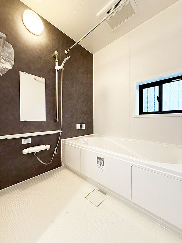 【1坪ユニットバス】ユニットバスはゆったりとくつろげる1坪タイプ。足までしっかりと伸ばせる浴槽は、心身ともにしっかりと疲れを癒してくれます。お子様と一緒の入浴でも充分な広さです。