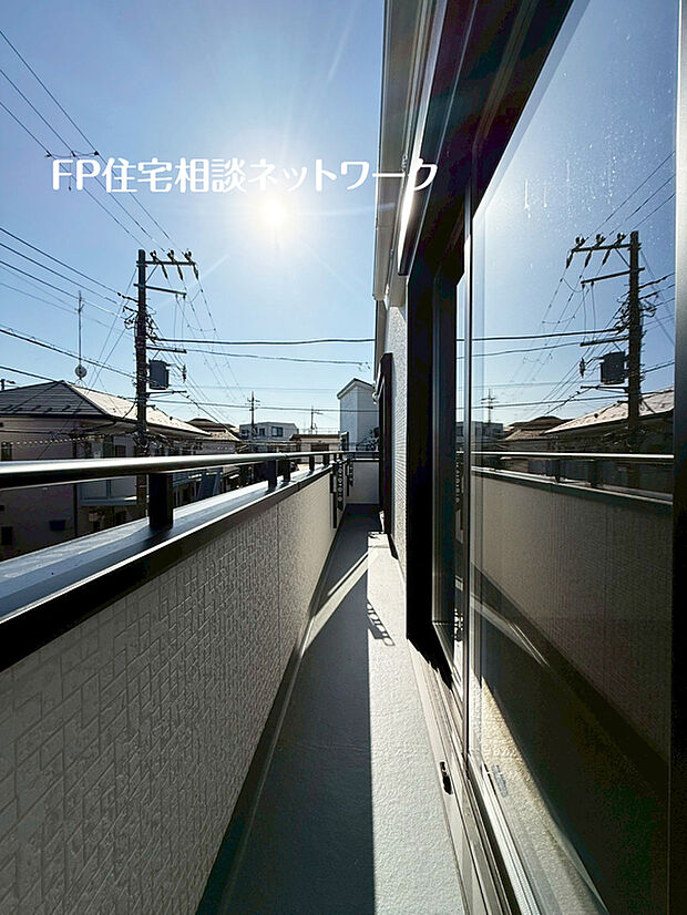【ペアガラス】遮音性に効果のある複層ガラスを採用！騒音は空気を伝わる音で、ほとんどが窓から漏れているのです。1枚3mm程度のガラスが2枚になり、さらに空気層を挟めば効果あり！