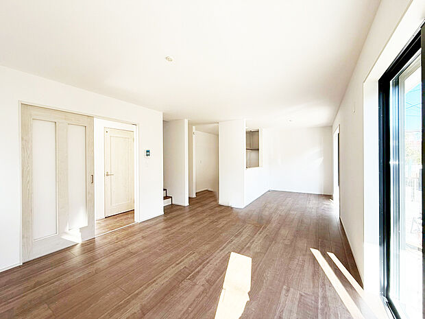 【19.2帖の広々LDK】19.2帖の広々LDK。導線もしっかりと取れているので、ダイニングテーブルやソファーなどの家具もしっかりと配置できます。ゆったりとした広さの空間でご家族だんらんの時間をお過ごしください。